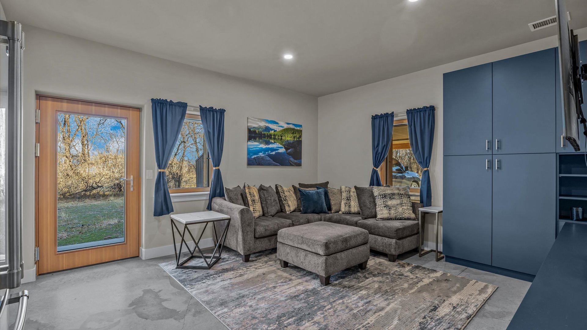 26-1970 Broadway-26.jpg