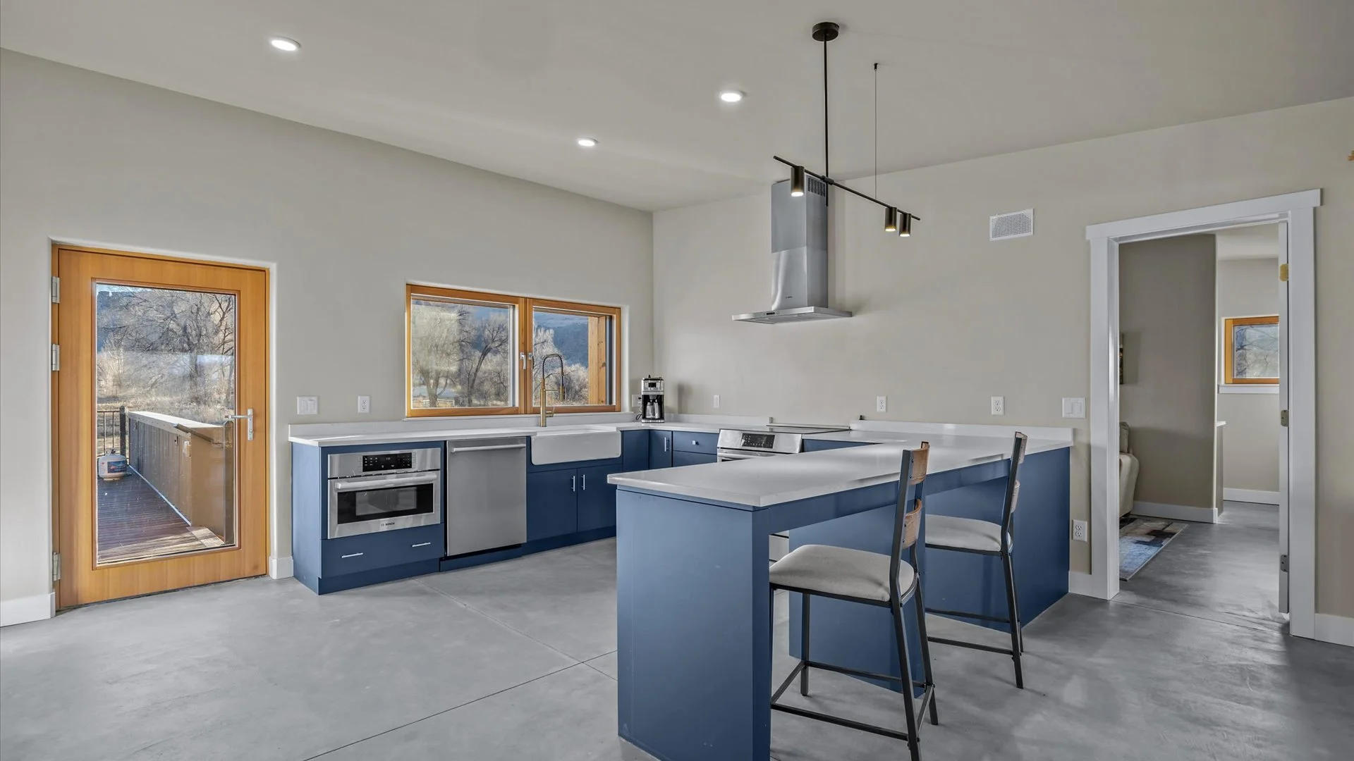 13-1970 Broadway-13.jpg